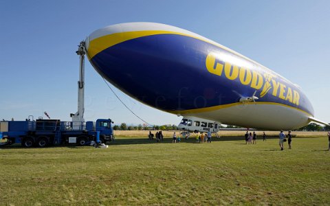 Zeppelin NT 101 Luftschiff Zeppelin am Flugplatz der Weißen Möwe Wels