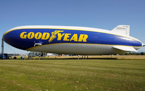 Zeppelin NT 101 Luftschiff Zeppelin am Flugplatz der Weißen Möwe Wels