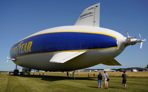 Zeppelin NT 101 Luftschiff Zeppelin am Flugplatz der Weißen Möwe Wels