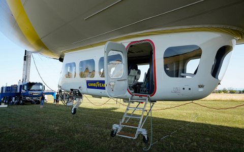 Zeppelin NT 101 Luftschiff Zeppelin am Flugplatz der Weißen Möwe Wels