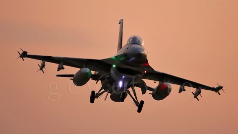 F16 Landeanflug am Flugplatz Wels LOLW