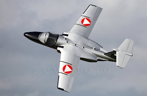 Saab 105 im Messerflug