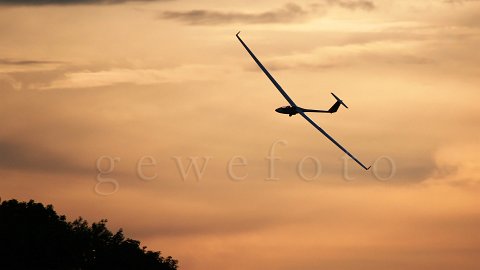 Landung eines Segelflugzeugs bei Sonnenuntergang, am Modellflugplatz in Wels.