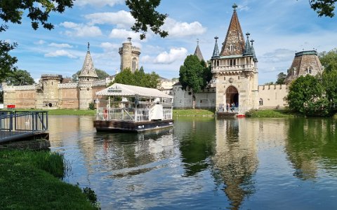 Schloß Laxenburg Mit der Fähre verbunden.