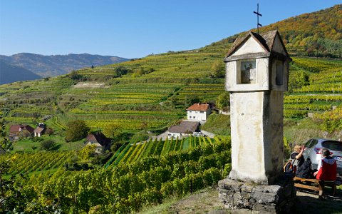 Wachau Marterl und Weinberge beim Roten Tor bei Spitz.