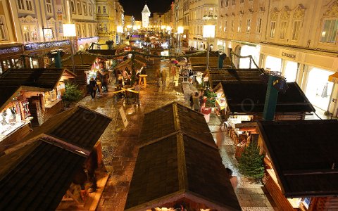 Weihnachtsbeleuchtung Almdorf und Weihnachtsmarkt am Welser Stadtplatz