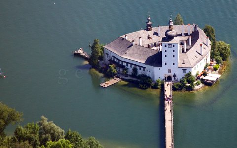 Schloss Ort im Traunsee aus der Luft.