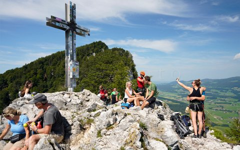 Gipfelkreuz Wanderer und Klettersteigbezwinger auf der Drachenwand.