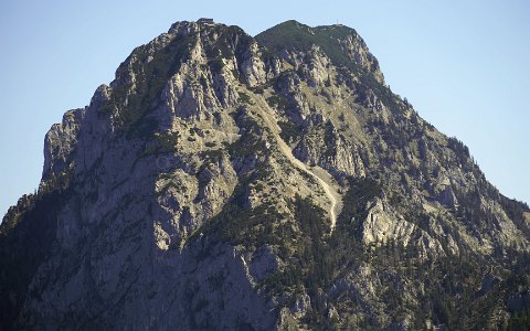 Traunsteinhaus der Naturfreunde und Gipfelkreuz vom Gipfel der Geiswand