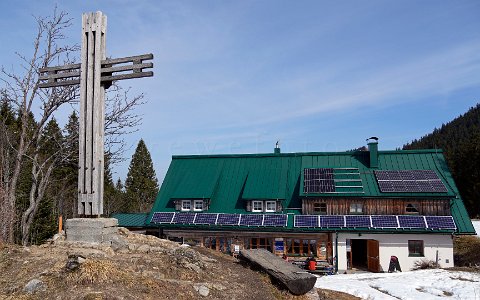 Ennser Hütte mit Gipfelkreuz in Großraming.