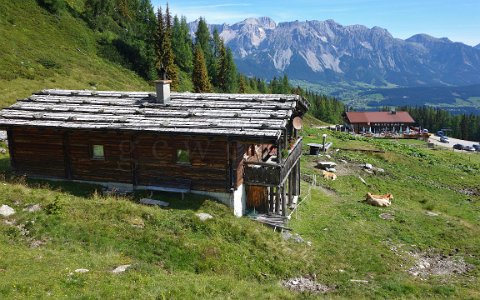 Reiteralm Rundweg Hütte und Parkplatz auf 1712m.