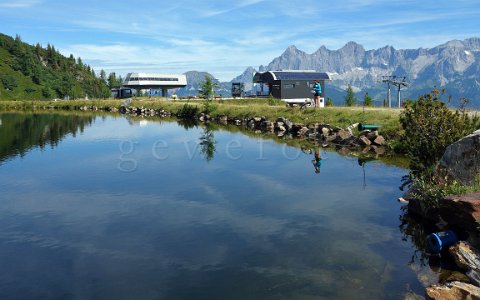 Reiteralm Rundweg Speicherteich mit Bergstationen vom Sepp`n Jet und Holzerlift.