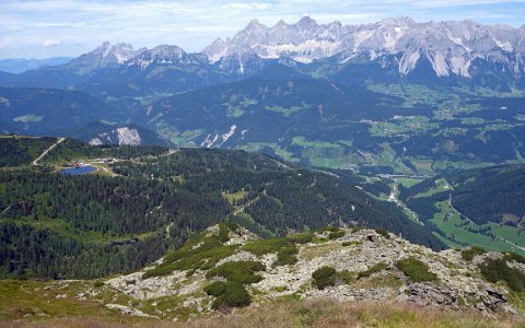 Reiteralm Rundweg Speicherteich Reiteralm, Gosaukamm mit Bischofmütze und Dachstein vom Schober.