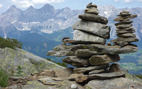 Reiteralm Rundweg Steinmanderl am Weg zum Rippeteck.