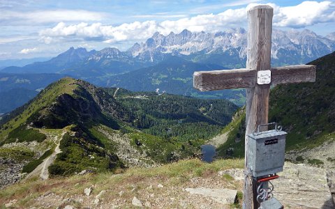 Reiteralm Rundweg Rippeteck Gipfelkreuz vor Spiegelsee und Dachstein.