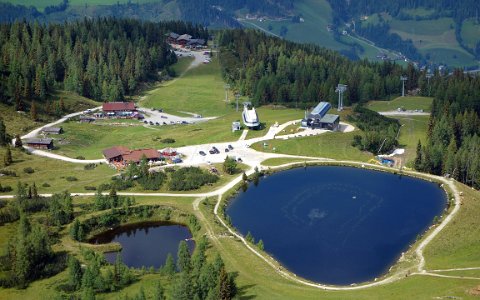 Reiteralm Rundweg Speicherteich Reiteralm von der Gassel-Höh. Dahinter: Gasselhöhhütte, Reiteralmhütte, Eiskarhütte.