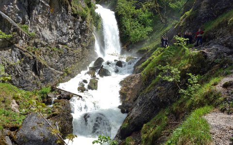 Wasserlochklamm Besucher am Wasserfall.