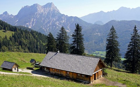 Schaukäserei der LFS Grabnerhof vor dem Großen Buchstein