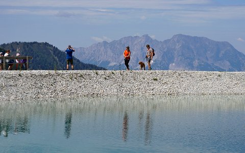 Wanderer und Grimming hinter dem Panoramasee auf der Planneralm