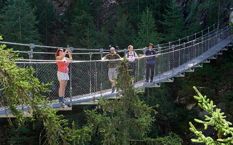 Hängebrücke im Alpinsteig Höll zum Riesachsee und Preintalerhütte.