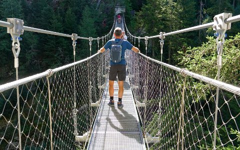 Hängebrücke im Alpinsteig Höll zum Riesachsee und Preintalerhütte.