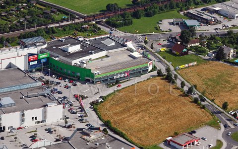 Firmen Mömax, Möbelix, XXXLutz und McDonalds in Wels