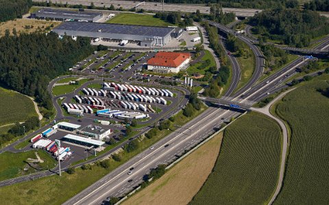 Luftbild Sattledt Raststation Landzeit und Firma Frigologo.