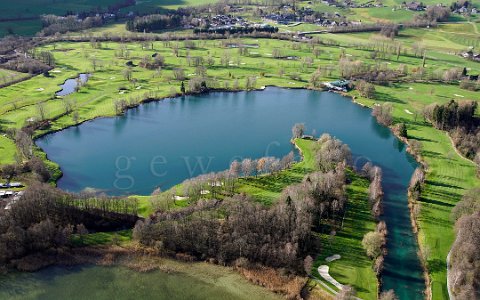 unserschönes Oberösterreich unserschönes Oberösterreich. Luftaufnahme Golfplatz Mondsee. Foto: Gerhard Wenzel Aufgenommen aus einem Flufzeug. Keine Drohne !
